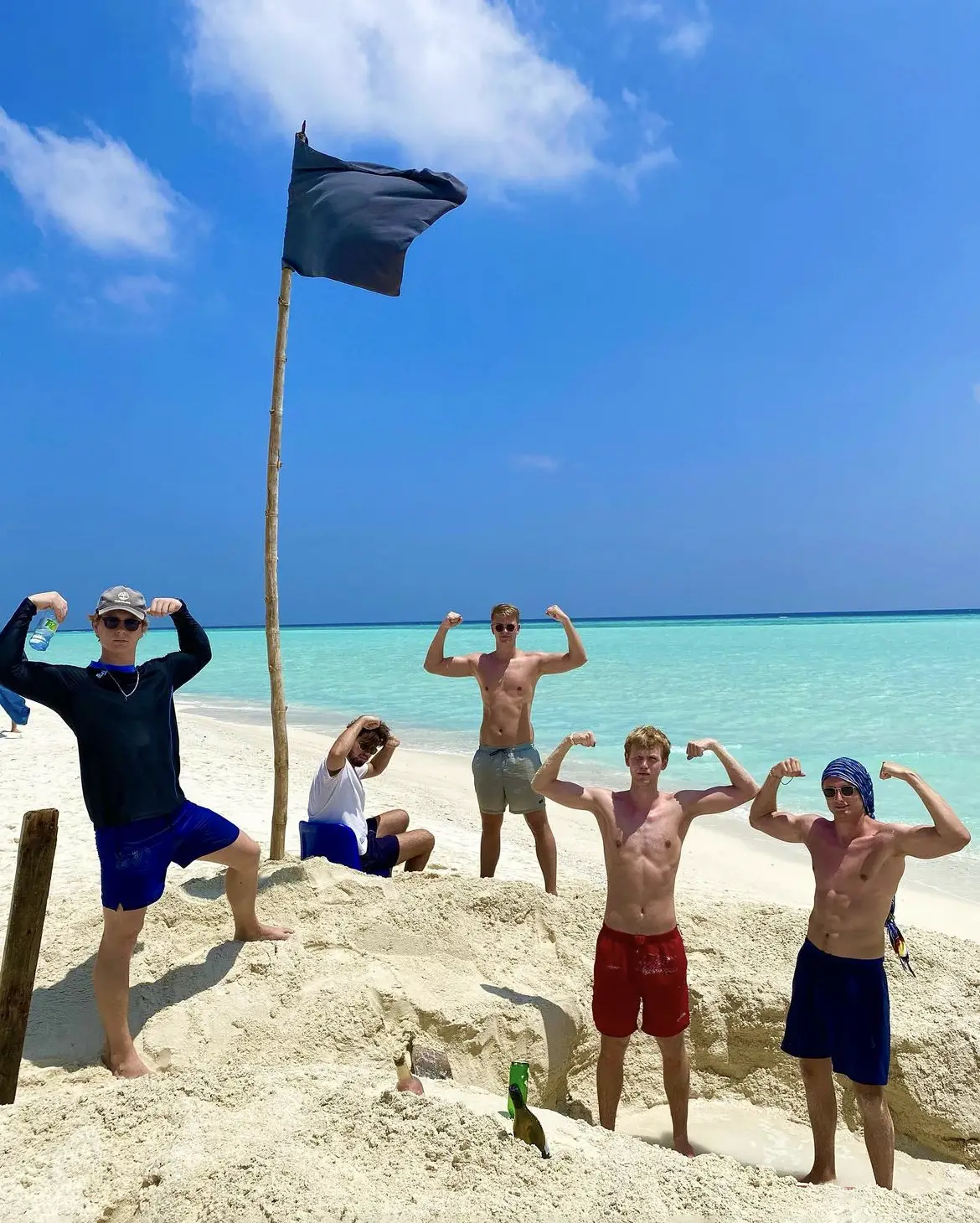 drenge leger på strand på maldiverne